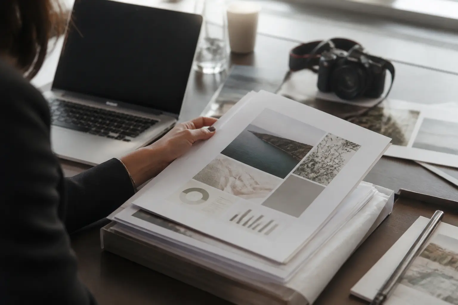 Dossier de presse premium sur bureau, main de journaliste, pages imprimées, ordinateur et appareil photo en arrière-plan