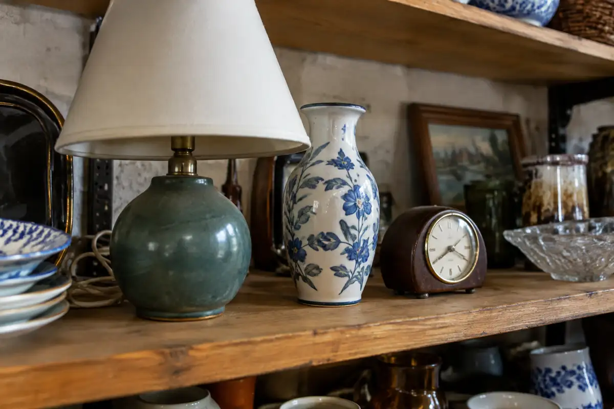 Objets d'occasion alignés sur une étagère de boutique